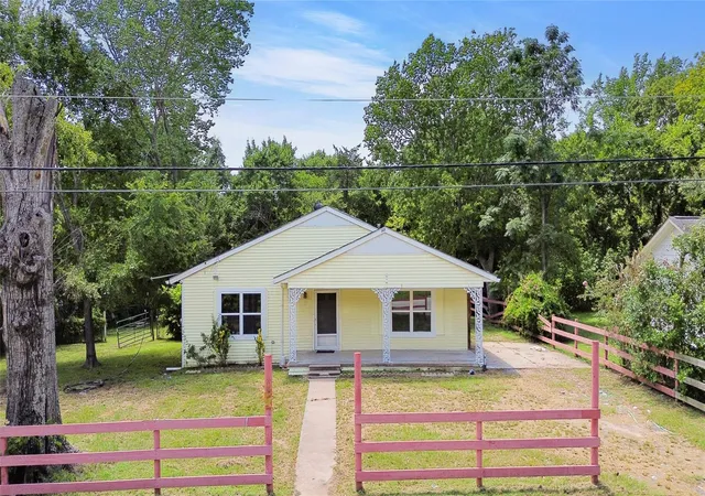 2nd image of 918 Martin Luther King Dr, Huntsville, TX 77320 | MLS# 90713238