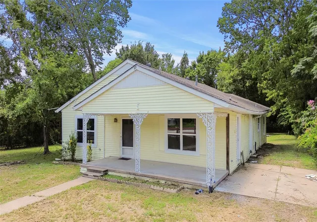 Photo 3 of Single family home for sale at 918 Martin Luther King Dr, Huntsville, TX 77320 | MLS# 90713238 | Listing updated on 2026-07-31
