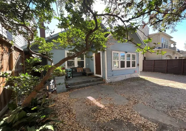 Photo 3 of Multi family home for sale at 3403 Yupon St, Houston, TX 77006 | MLS# 2132137 | Listing updated on 2026-04-23