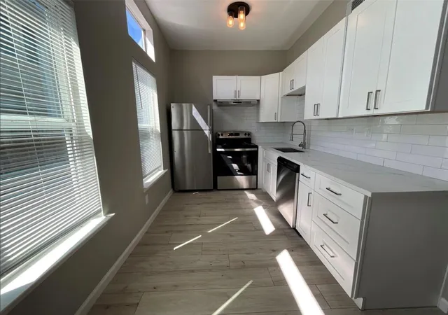 Photo 4 of Multi family home for sale at 3403 Yupon St, Houston, TX 77006 | MLS# 2132137 | Listing updated on 2026-04-23