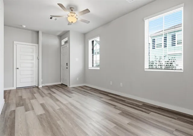 3rd image of 614 Pelican Dr, Kemah, TX 77565 | MLS# 61139446