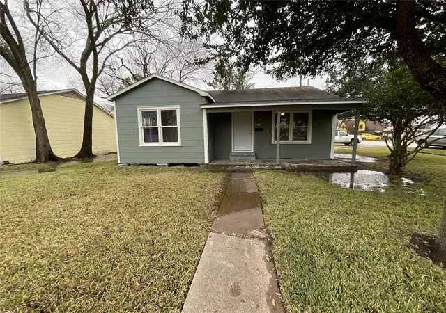 2nd image of 302 S 5th St, La Porte, TX 77571 | MLS# 93573545