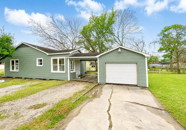 3rd image of 302 S 5Th St, La Porte, TX 77571 | MLS# 93573545