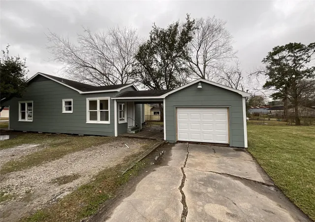 4th image of 302 S 5Th St, La Porte, TX 77571 | MLS# 93573545