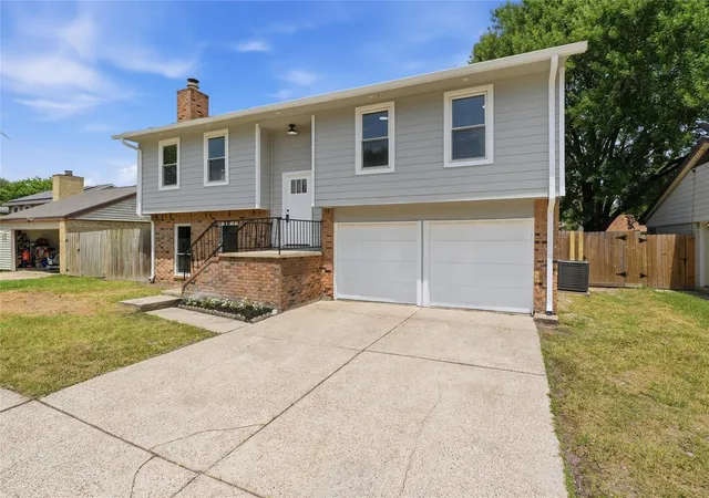 Photo 1 of Sale Pending at 11330 Raven View Dr, Houston, TX 77067 | MLS# 66969644 | Listing updated on 2026-10-05