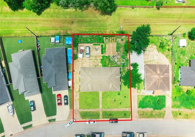 image of 111 Holly St, Lake Jackson, TX 77566 | MLS# 9301029