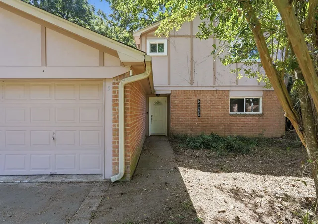 Photo 2 of Sale Pending at 5 W Bigelow Oak Ct, Spring, TX 77381 | MLS# 40976613 | Listing updated on 2026-09-13