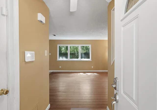 Photo 2 of Sale Pending at 5 W Bigelow Oak Ct, Spring, TX 77381 | MLS# 40976613 | Listing updated on 2026-09-13