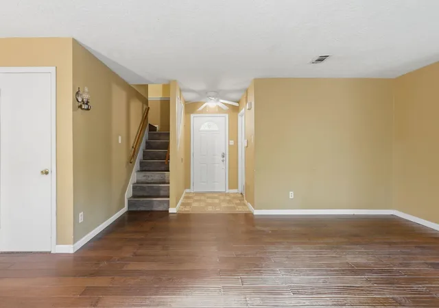 Photo 3 of Sale Pending at 5 W Bigelow Oak Ct, Spring, TX 77381 | MLS# 40976613 | Listing updated on 2026-09-13