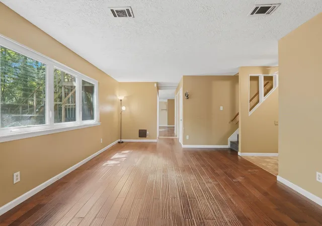 Photo 4 of Sale Pending at 5 W Bigelow Oak Ct, Spring, TX 77381 | MLS# 40976613 | Listing updated on 2026-09-13