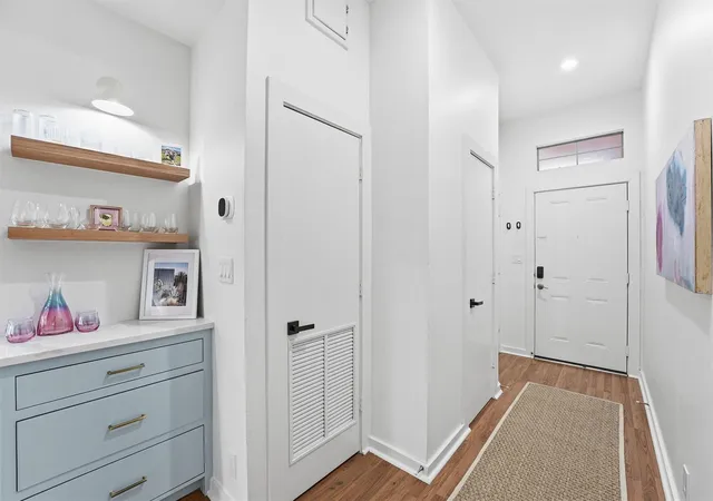Photo 2 of Condo for sale at 806 Jackson Hl St #201, Houston, TX 77007 | MLS# 26090023 | Listing updated on 2026-08-05