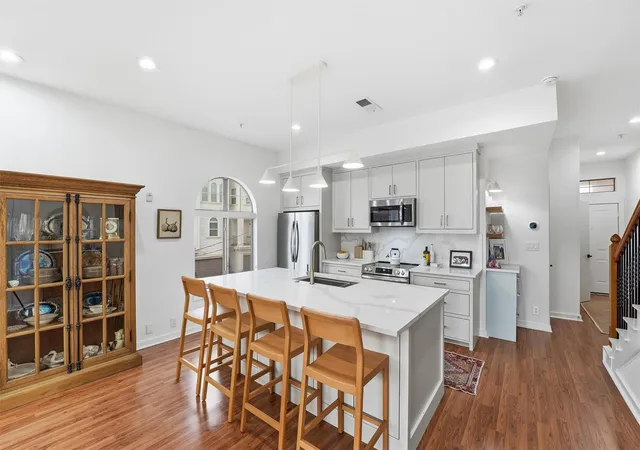 Listing Photo 4 - Condo for sale in building located at 806 Jackson Hl St, Houston, TX 77007 - Unit #201