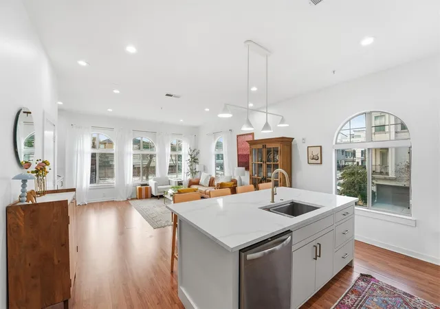 Listing Photo 5 - Condo for sale in building located at 806 Jackson Hl St, Houston, TX 77007 - Unit #201