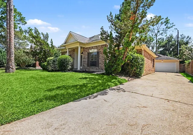 Photo 3 of Single family home for sale at 15814 Lake Lodge Dr, Houston, TX 77062 | MLS# 14643697 | Listing updated on 2026-08-28