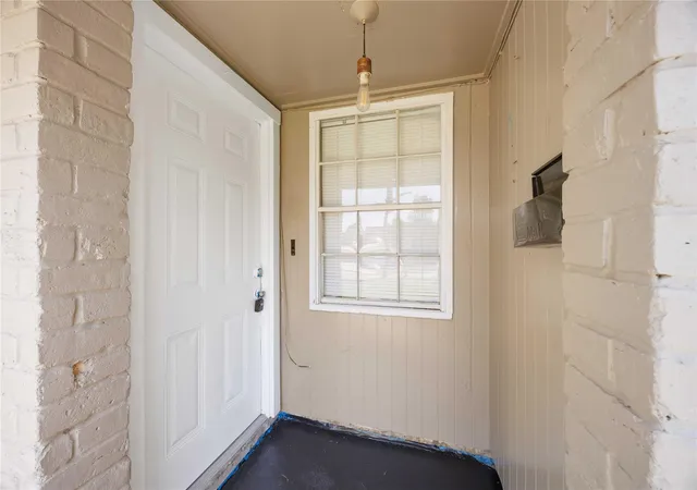 Photo 3 of Sale Pending at 5114 Heatherbrook Dr, Houston, TX 77045 | MLS# 10457795 | Listing updated on 2026-09-09