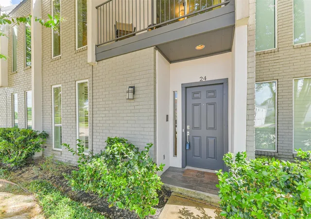 Listing Photo 4 - Condo for sale in building located at 1300 Augusta Dr, Houston, TX 77057 - Unit #24