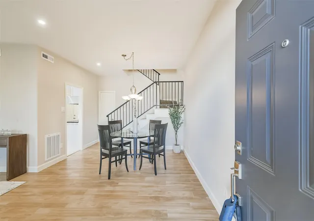 Listing Photo 5 - Condo for sale in building located at 1300 Augusta Dr, Houston, TX 77057 - Unit #24
