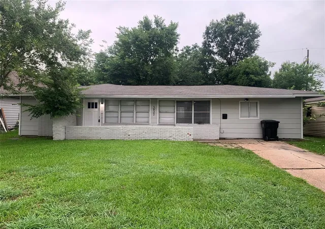 Photo 1 of Single family home for sale at 5822 Glenhurst Dr, Houston, TX 77033 | MLS# 20523773 | Listing updated on 2026-09-17