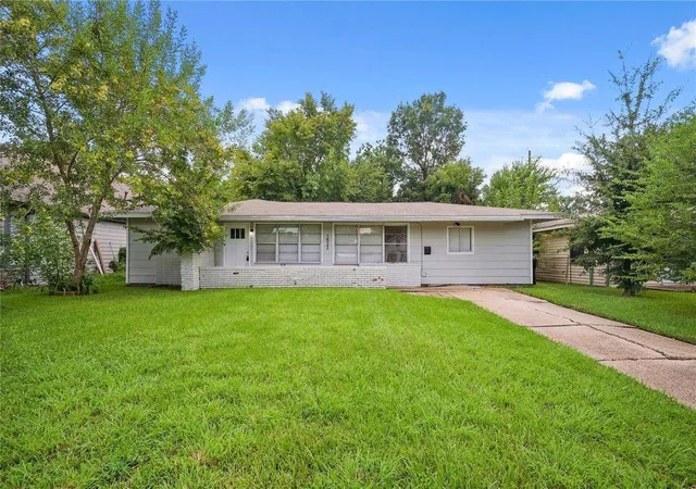 Photo 2 of Single family home for sale at 5822 Glenhurst Dr, Houston, TX 77033 | MLS# 20523773 | Listing updated on 2026-09-17