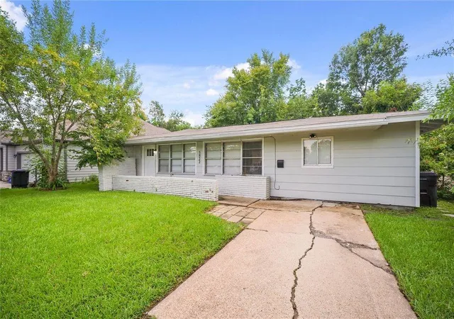 Photo 3 of Single family home for sale at 5822 Glenhurst Dr, Houston, TX 77033 | MLS# 20523773 | Listing updated on 2026-09-17