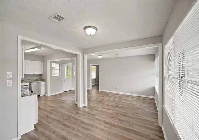 Photo 3 of Single family home for sale at 5822 Glenhurst Dr, Houston, TX 77033 | MLS# 20523773 | Listing updated on 2026-09-17