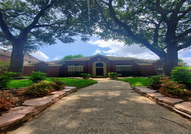 2nd image of 1703 E Hedgecroft Dr, El Lago, TX 77586 | MLS# 7784961