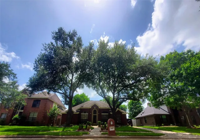 3rd image of 1703 E Hedgecroft Dr, El Lago, TX 77586 | MLS# 7784961