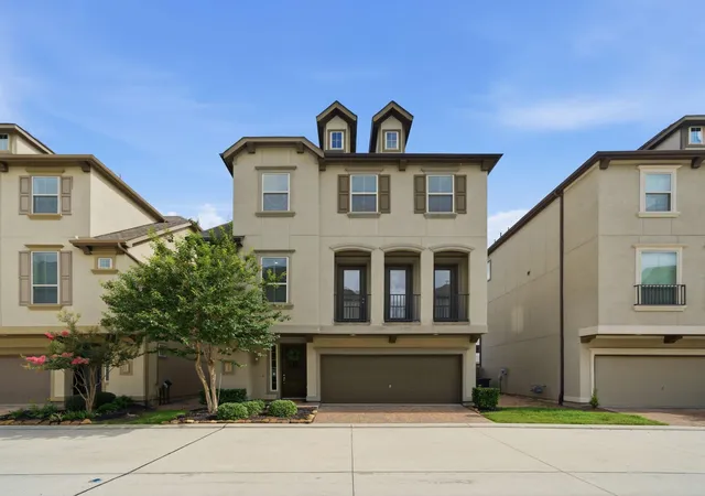 Photo 2 of Single family home for sale at 10616 Centre Shadows Dr, Houston, TX 77043 | MLS# 9304639 | Listing updated on 2026-08-24