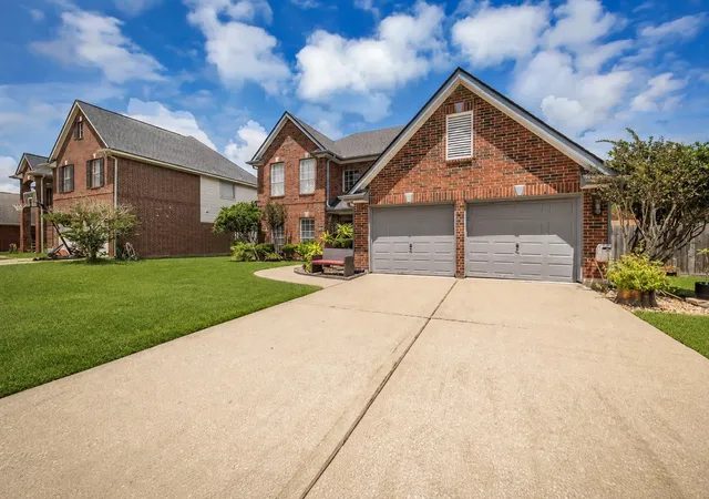 Photo 3 of Single family home for sale at 5107 Brett Dr, Pearland, TX 77584 | MLS# 16498048 | Listing updated on 2026-09-18