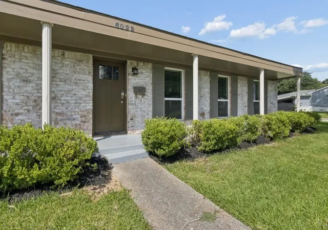 Photo 2 of Single family home for sale at 6022 Beaudry Dr, Houston, TX 77035 | MLS# 71287985 | Listing updated on 2026-09-21