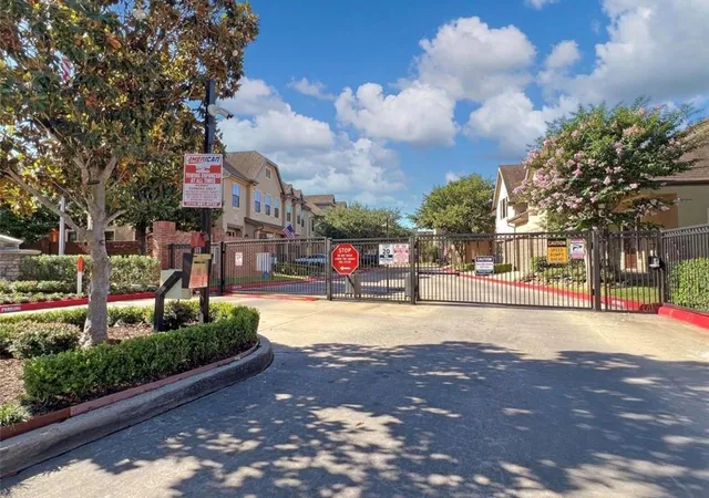 36th image of 11638 Royal Oaks Vw, Houston, TX 77082 | MLS# 86269308