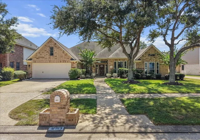 Photo 3 of Sale Pending at 913 Elm Pointe, League City, TX 77573 | MLS# 17248703 | Listing updated on 2026-09-08