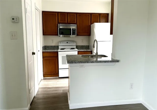 4th image of 3900 Woodchase Dr #92, Houston, TX 77042 | MLS# 73142994