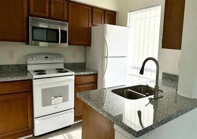 5th image of 3900 Woodchase Dr #92, Houston, TX 77042 | MLS# 73142994