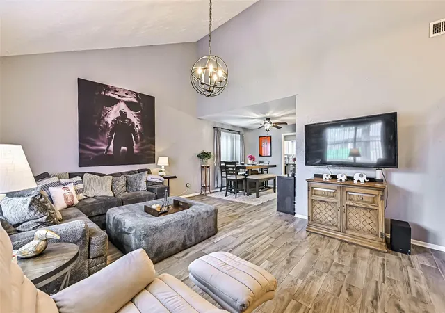 5th image of 115 Lazy Hollow Dr, League City, TX 77573 | MLS# 39649805