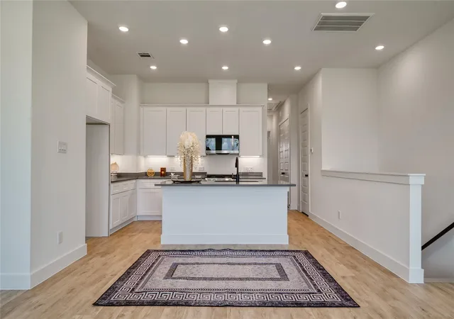 3rd image of 5324 Rue St, Houston, TX 77033 | MLS# 28504023
