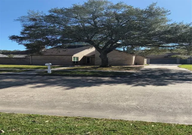 Photo 2 of Single family home for sale at 15906 Laurelfield Dr, Houston, TX 77059 | MLS# 68747588 | Listing updated on 2026-08-12