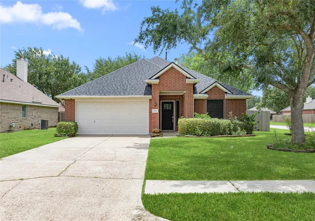 1st image of 212 Silverbrook Ln, Dickinson, TX 77539 | MLS# 81976919