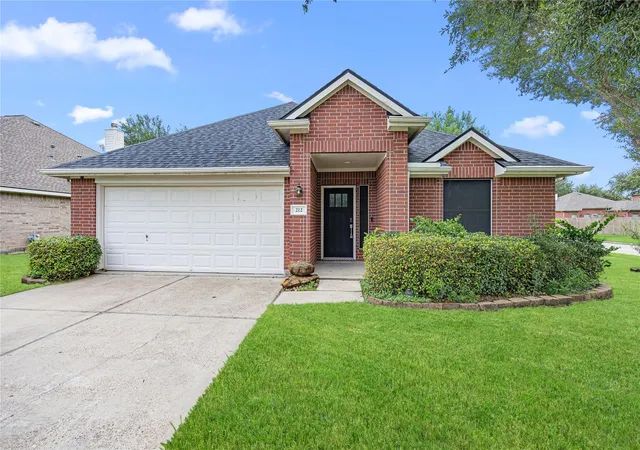 2nd image of 212 Silverbrook Ln, Dickinson, TX 77539 | MLS# 81976919
