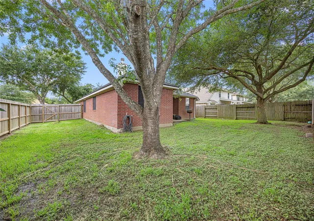 32nd image of 212 Silverbrook Ln, Dickinson, TX 77539 | MLS# 81976919