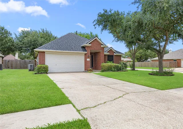 Photo 3 of Single family home for sale at 212 Silverbrook Ln, Dickinson, TX 77539 | MLS# 81976919 | Listing updated on 2026-09-19