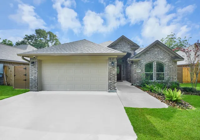 Single family home for sale at 1023 S Anderson St, Angleton, TX 77515 | MLS# 29204311