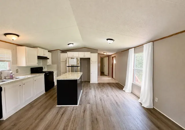 Photo 4 of Single family home for sale at 102 Western Way, Angleton, TX 77515 | MLS# 57029494 | Listing updated on 2026-08-12