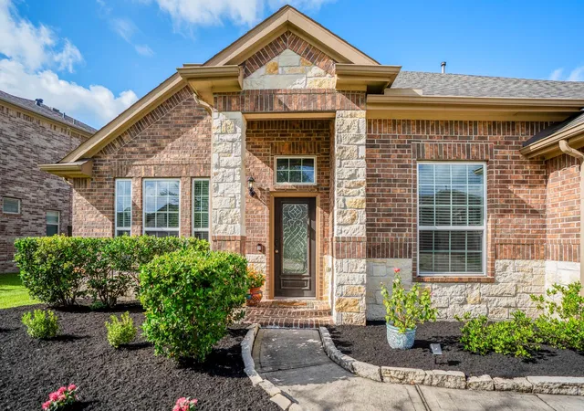 Photo 3 of Sale Pending at 7511 Laguna Lake Dr, Spring, TX 77379 | MLS# 38027782 | Listing updated on 2026-09-21