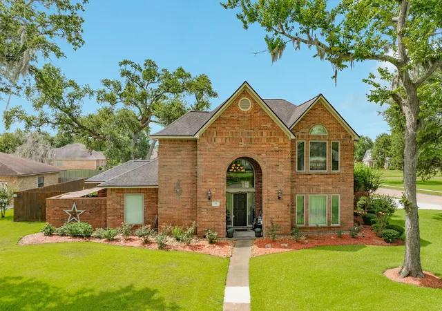2nd image of 52 Chesswood Ct, Lake Jackson, TX 77566 | MLS# 40986345