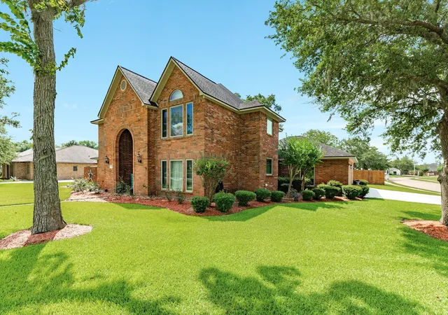3rd image of 52 Chesswood Ct, Lake Jackson, TX 77566 | MLS# 40986345