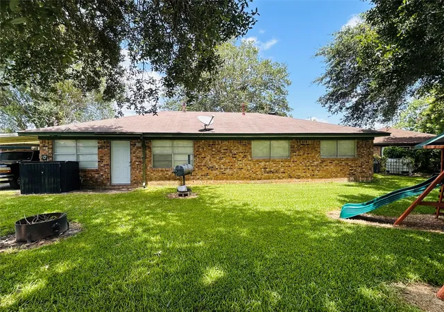 18th image of 2 Travis Ct, Angleton, TX 77515 | MLS# 45177833