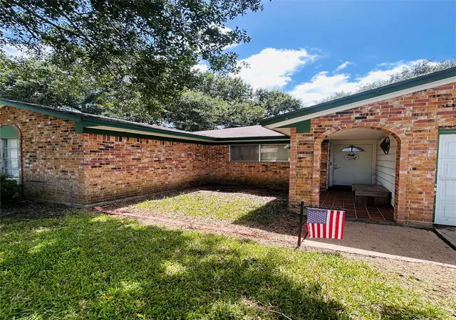 2nd image of 2 Travis Ct, Angleton, TX 77515 | MLS# 45177833