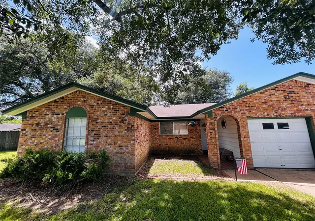 3rd image of 2 Travis Ct, Angleton, TX 77515 | MLS# 45177833