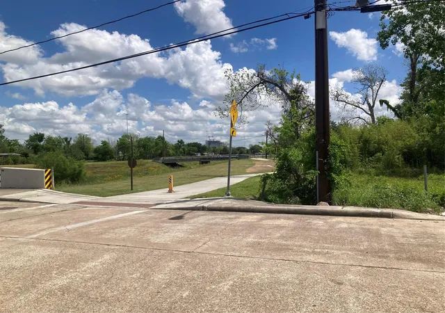 3rd image of 5004 Falls St, Houston, TX 77026 | MLS# 91718789